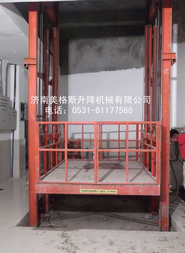 重慶名豪集團(tuán)購買的SJD2-5.5導(dǎo)軌式升降機(jī)